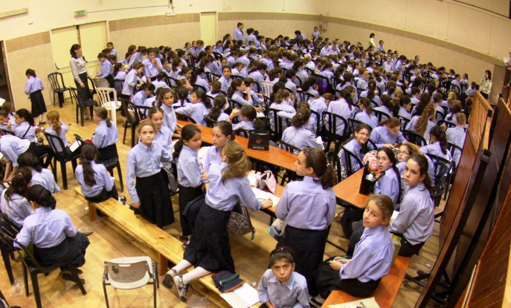 בלתי נתפס: מאות תלמידות לומדות ברחוב