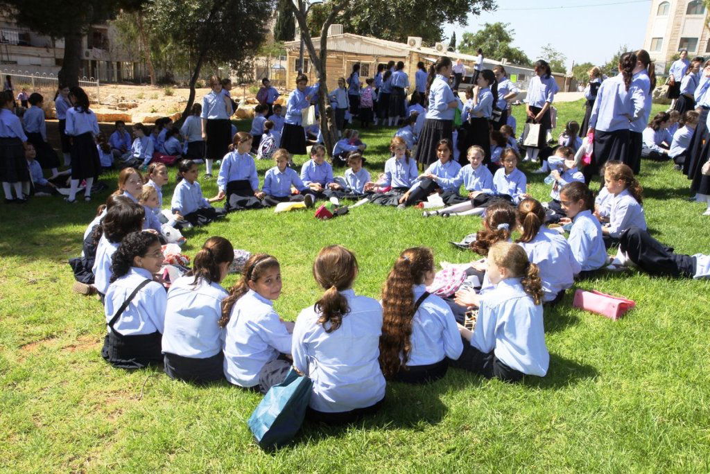 בלתי נתפס: מאות תלמידות לומדות ברחוב