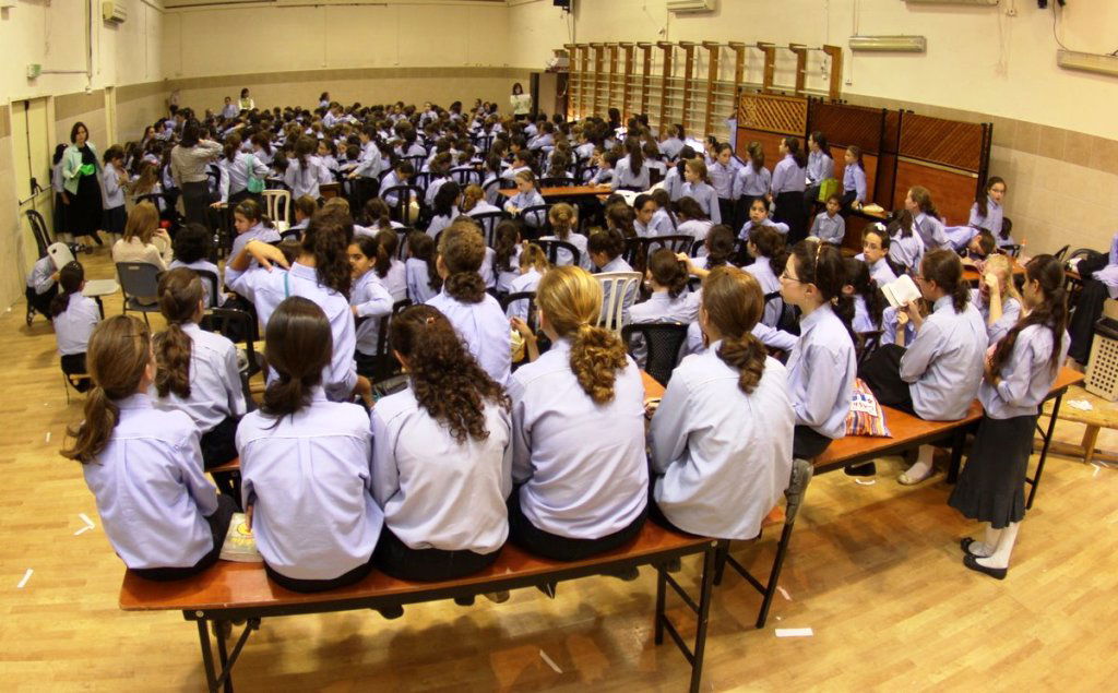 בלתי נתפס: מאות תלמידות לומדות ברחוב