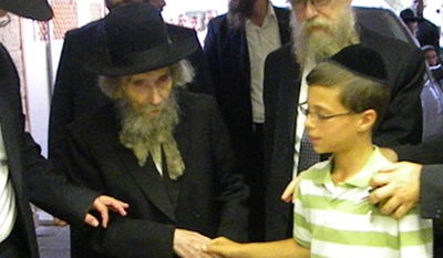 הגראי"ל בפתח הישיבה, היום