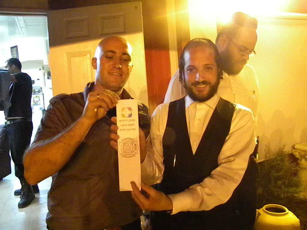 ידידים קיבלו תעודות והרימו כוסית לשנה החדשה