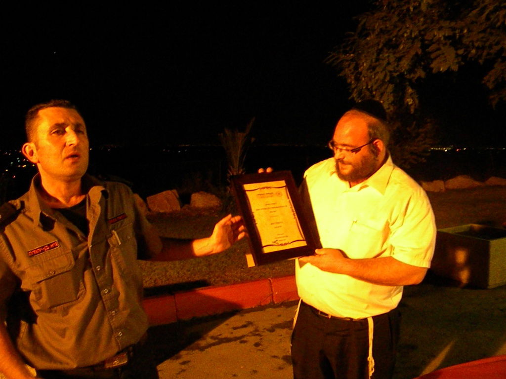 ידידים קיבלו תעודות והרימו כוסית לשנה החדשה