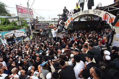 "רַבֵּנוּ הַקָּדוֹשׁ נַחַל נוֹבֵעַ מְקוֹר חָכְמָה רַבֵּנוּ נַחְמָן"