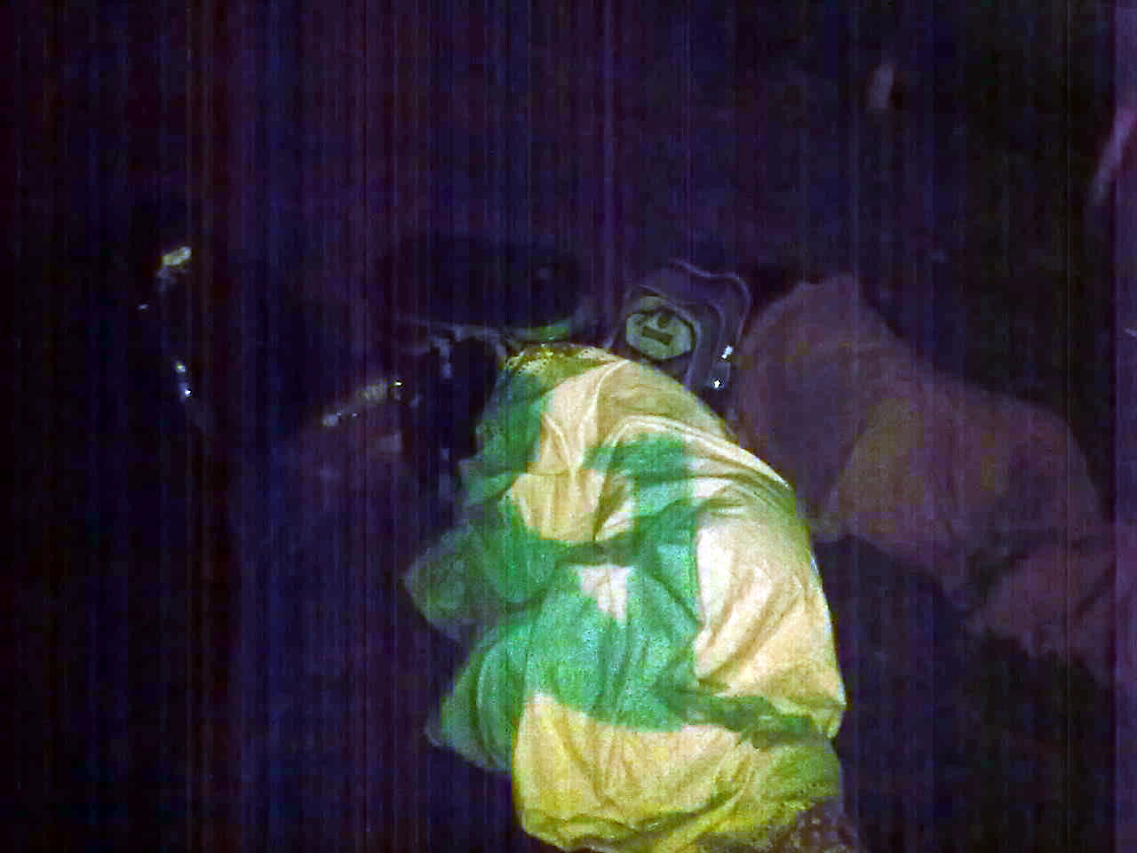 בדרך מאומן: המונים קפאו בקור שעות, מוקפים בגדר