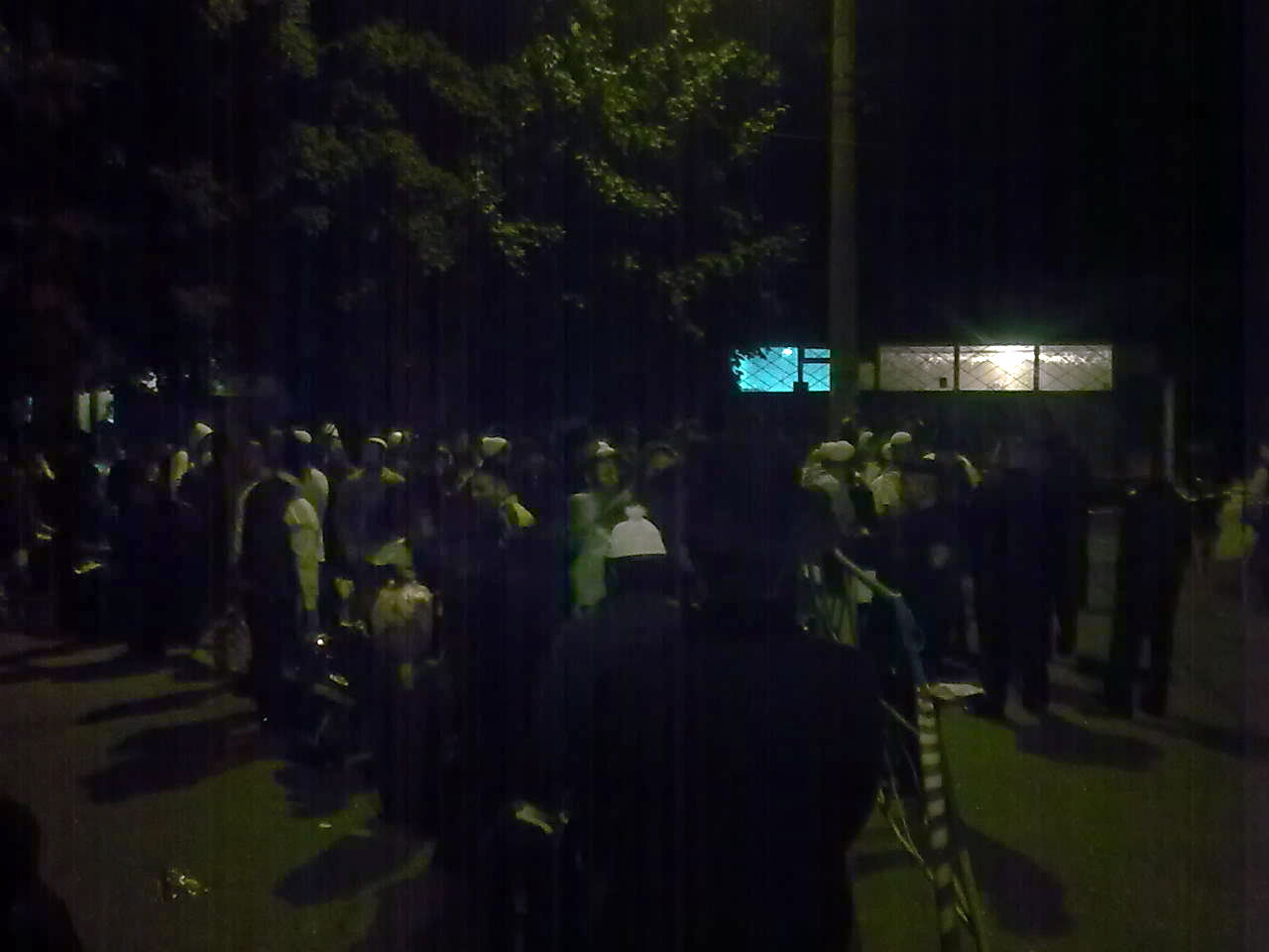 בדרך מאומן: המונים קפאו בקור שעות, מוקפים בגדר