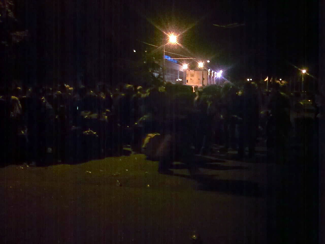 בדרך מאומן: המונים קפאו בקור שעות, מוקפים בגדר