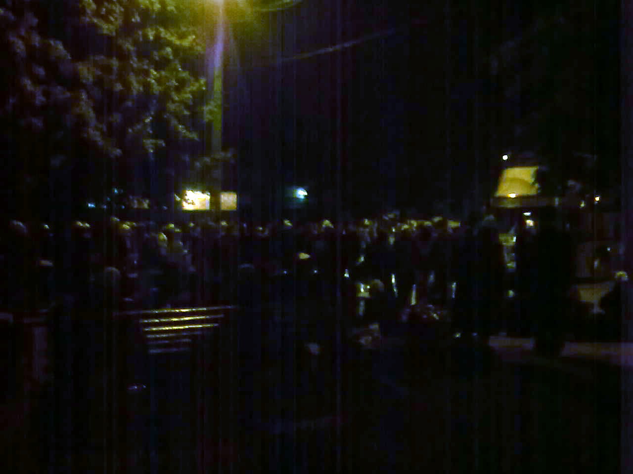 בדרך מאומן: המונים קפאו בקור שעות, מוקפים בגדר