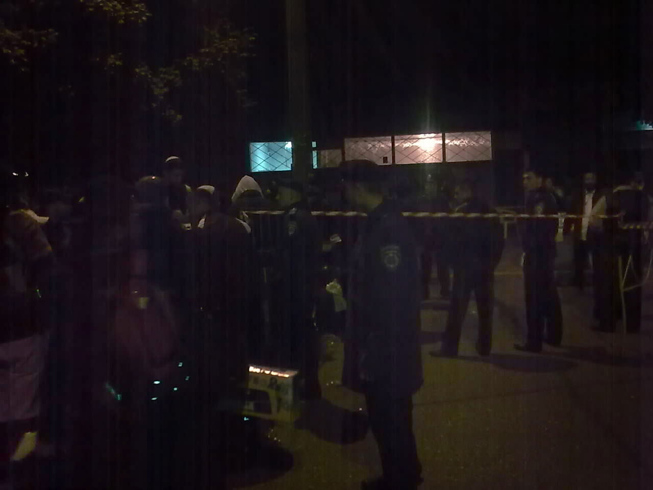 בדרך מאומן: המונים קפאו בקור שעות, מוקפים בגדר