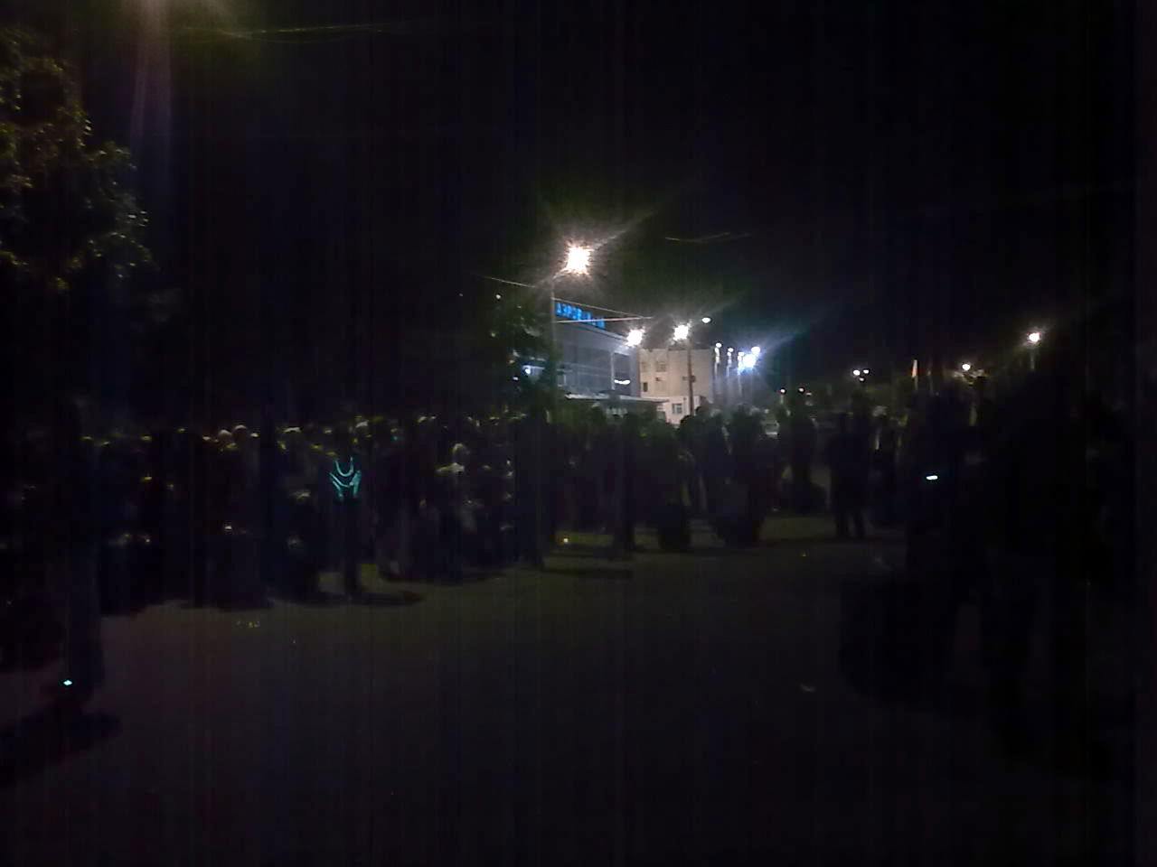 בדרך מאומן: המונים קפאו בקור שעות, מוקפים בגדר