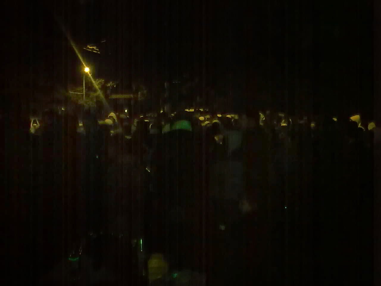 בדרך מאומן: המונים קפאו בקור שעות, מוקפים בגדר