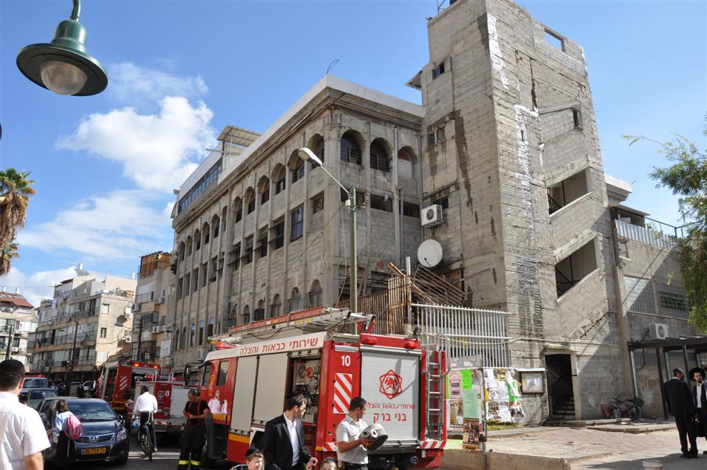 זעזוע: אלפי ספרי קודש עלו באש בשריפה בבני-ברק