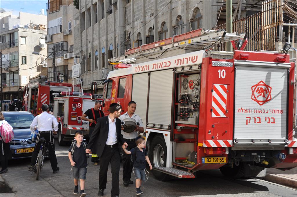 זעזוע: אלפי ספרי קודש עלו באש בשריפה בבני-ברק