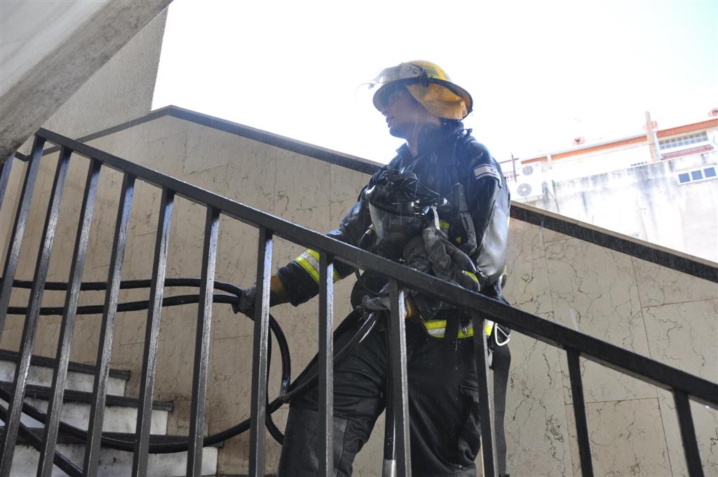 זעזוע: אלפי ספרי קודש עלו באש בשריפה בבני-ברק