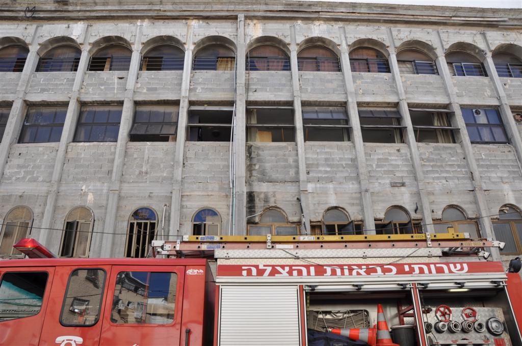 זעזוע: אלפי ספרי קודש עלו באש בשריפה בבני-ברק