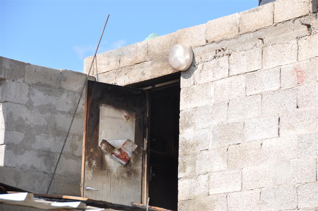 זעזוע: אלפי ספרי קודש עלו באש בשריפה בבני-ברק