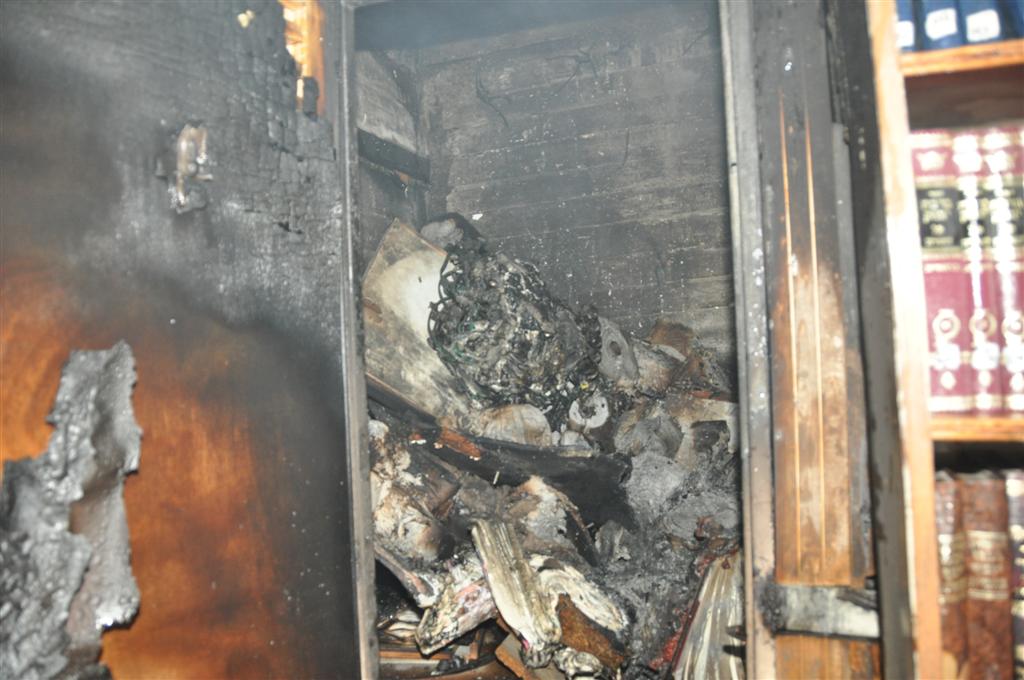 זעזוע: אלפי ספרי קודש עלו באש בשריפה בבני-ברק