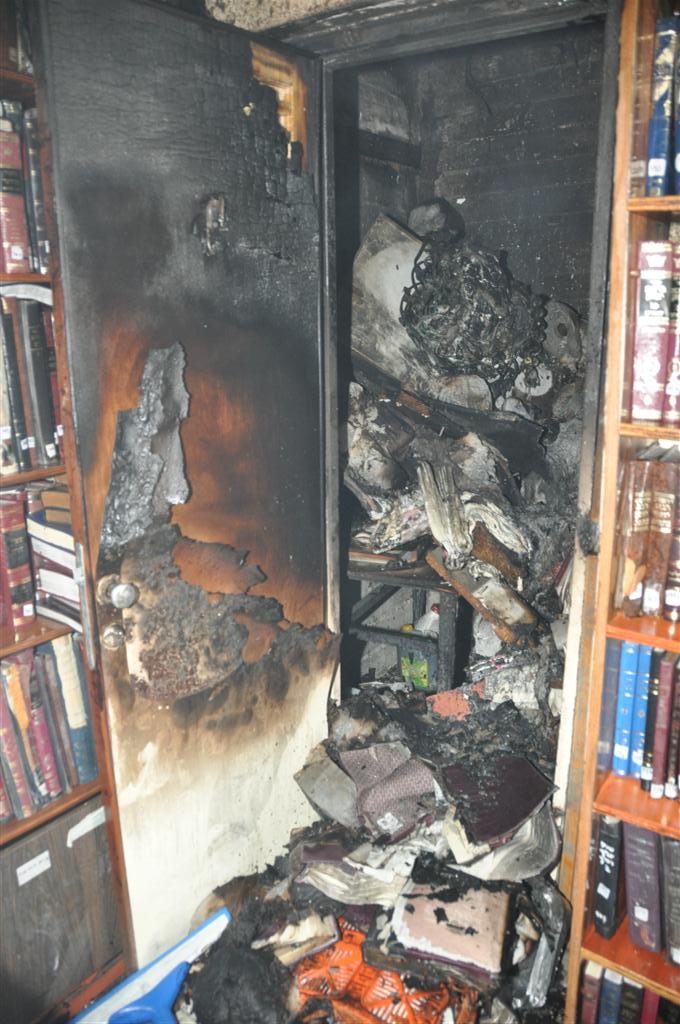 זעזוע: אלפי ספרי קודש עלו באש בשריפה בבני-ברק