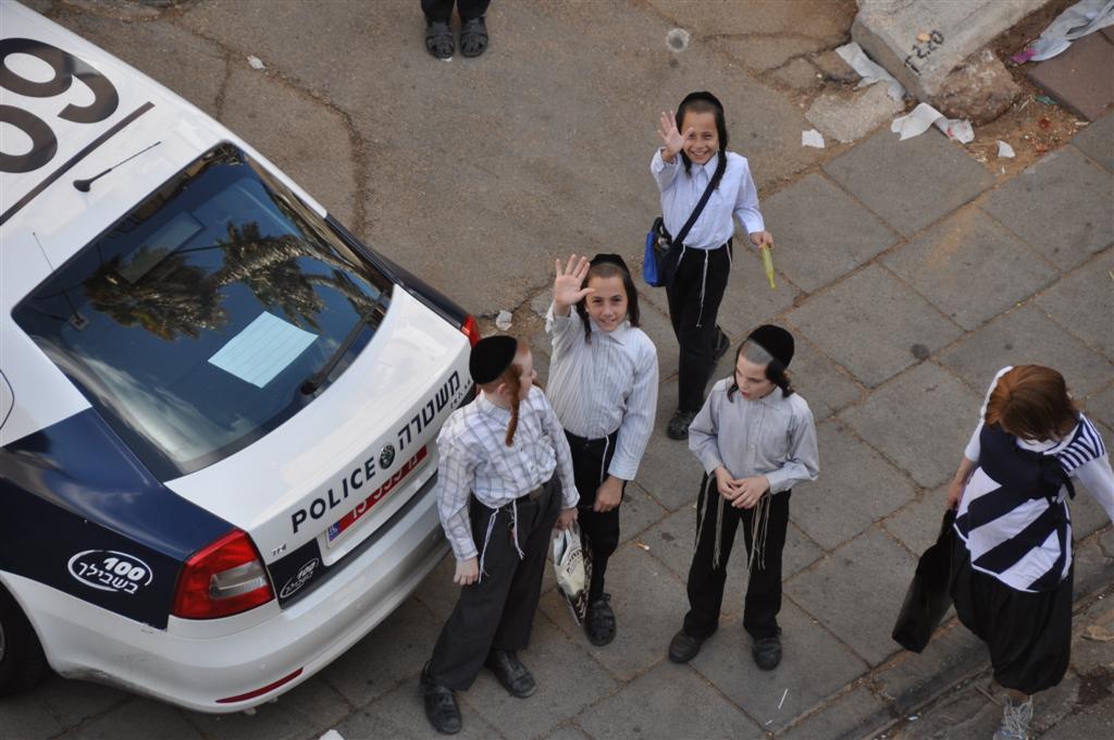 זעזוע: אלפי ספרי קודש עלו באש בשריפה בבני-ברק