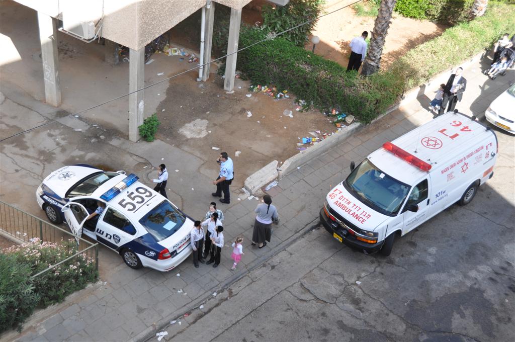 זעזוע: אלפי ספרי קודש עלו באש בשריפה בבני-ברק