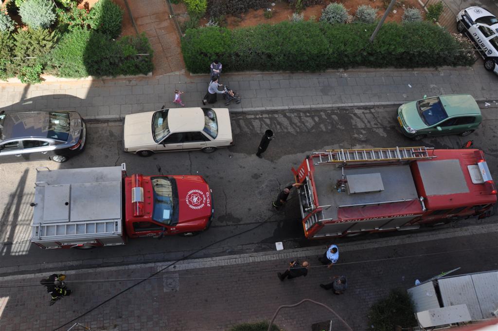 זעזוע: אלפי ספרי קודש עלו באש בשריפה בבני-ברק