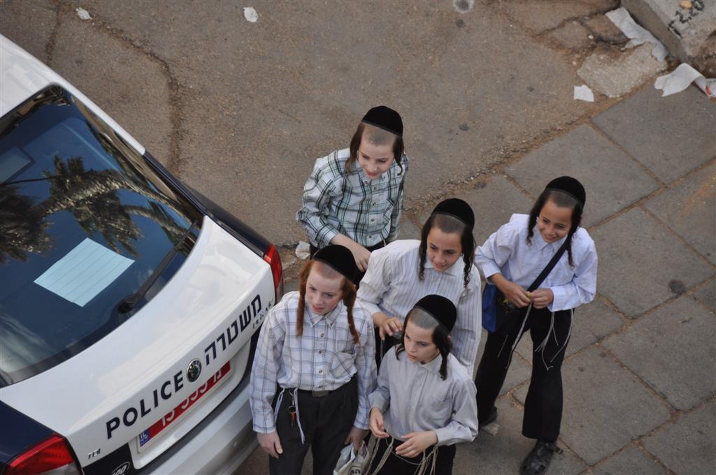 זעזוע: אלפי ספרי קודש עלו באש בשריפה בבני-ברק