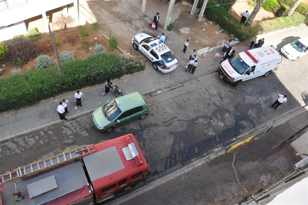 זעזוע: אלפי ספרי קודש עלו באש בשריפה בבני-ברק