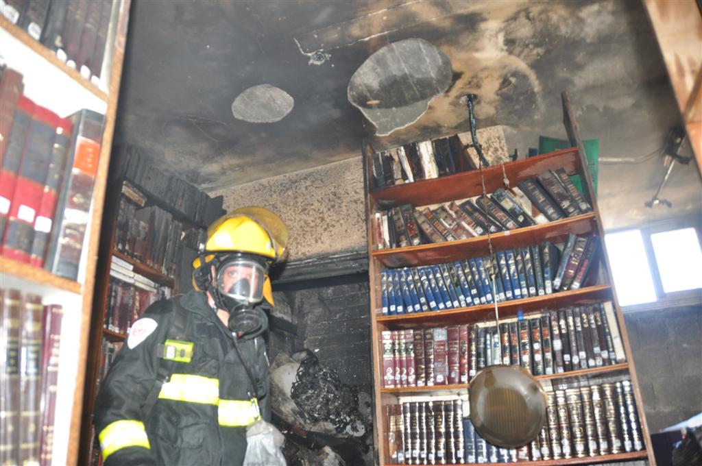 זעזוע: אלפי ספרי קודש עלו באש בשריפה בבני-ברק