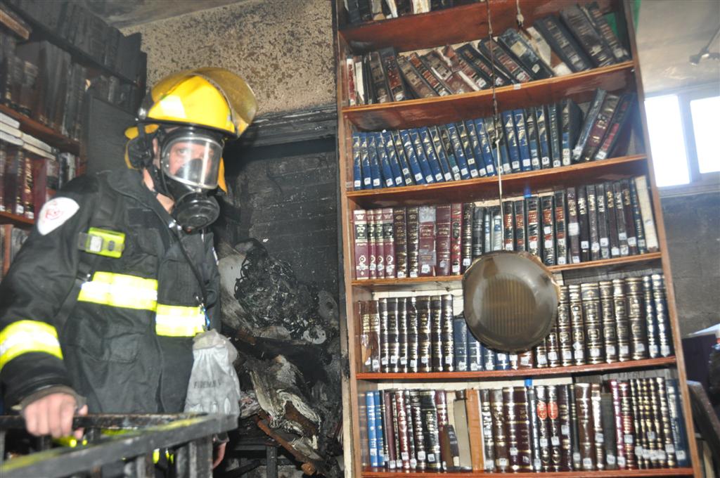 זעזוע: אלפי ספרי קודש עלו באש בשריפה בבני-ברק