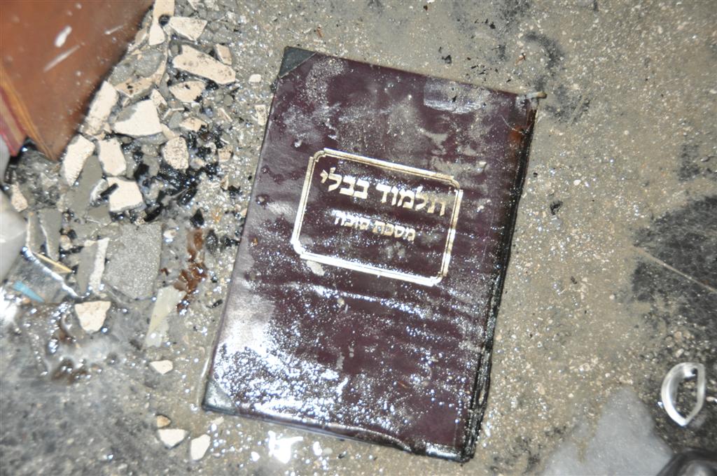 זעזוע: אלפי ספרי קודש עלו באש בשריפה בבני-ברק