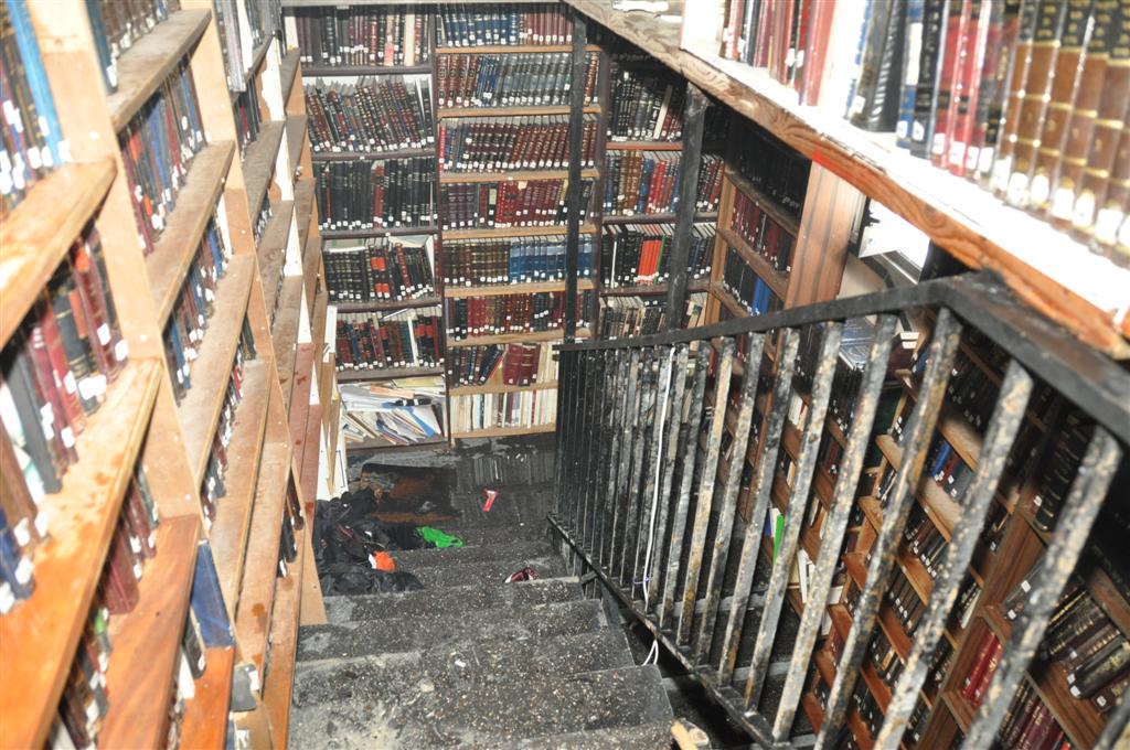 זעזוע: אלפי ספרי קודש עלו באש בשריפה בבני-ברק
