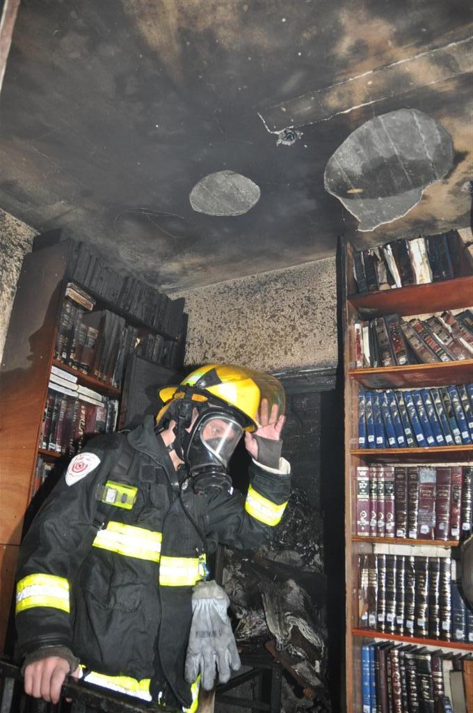 זעזוע: אלפי ספרי קודש עלו באש בשריפה בבני-ברק