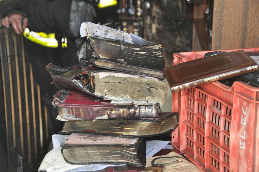 זעזוע: אלפי ספרי קודש עלו באש בשריפה בבני-ברק