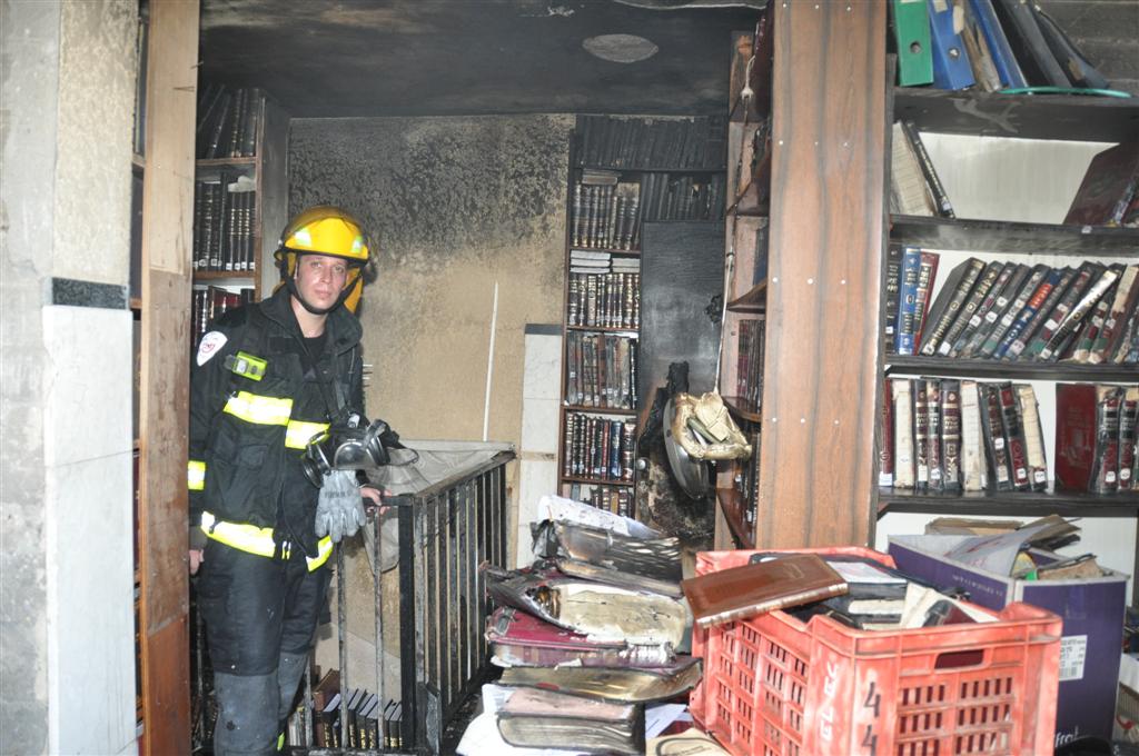 זעזוע: אלפי ספרי קודש עלו באש בשריפה בבני-ברק