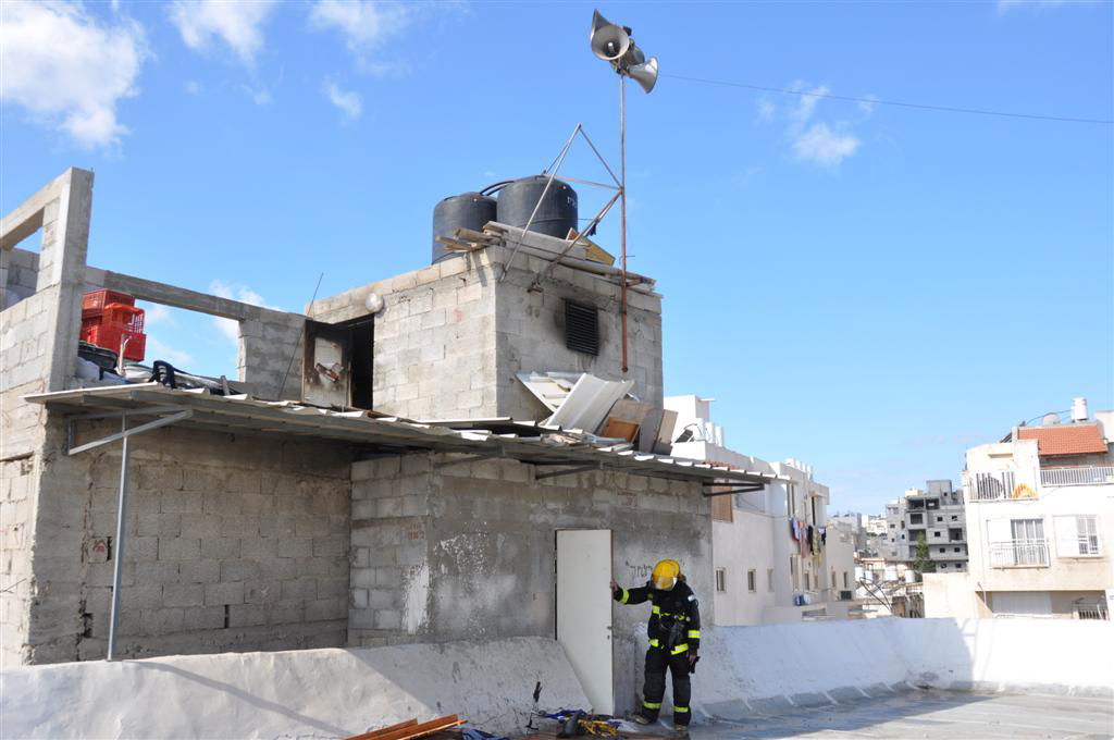 זעזוע: אלפי ספרי קודש עלו באש בשריפה בבני-ברק