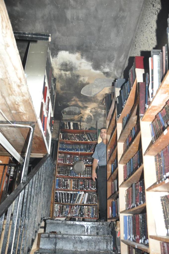 זעזוע: אלפי ספרי קודש עלו באש בשריפה בבני-ברק