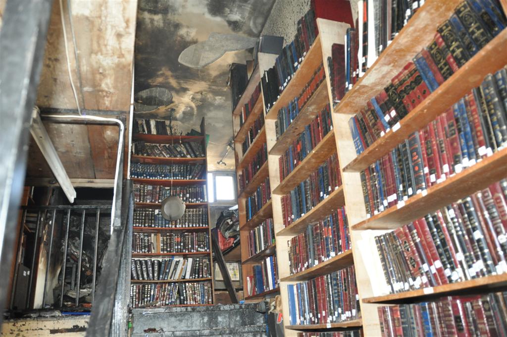 זעזוע: אלפי ספרי קודש עלו באש בשריפה בבני-ברק