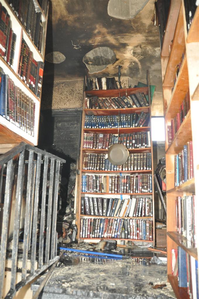 זעזוע: אלפי ספרי קודש עלו באש בשריפה בבני-ברק