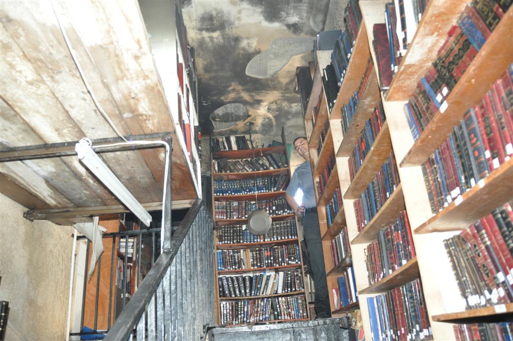 זעזוע: אלפי ספרי קודש עלו באש בשריפה בבני-ברק