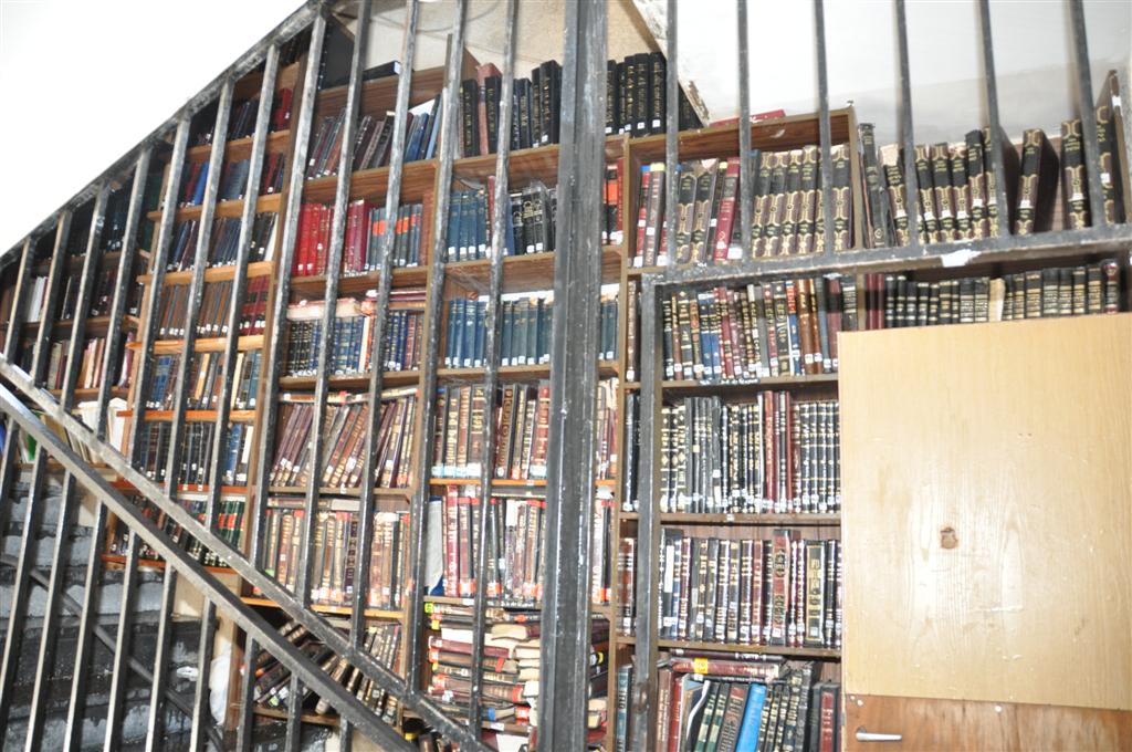 זעזוע: אלפי ספרי קודש עלו באש בשריפה בבני-ברק