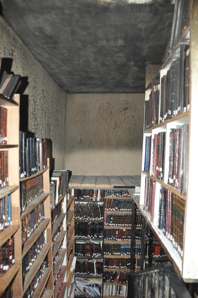 זעזוע: אלפי ספרי קודש עלו באש בשריפה בבני-ברק