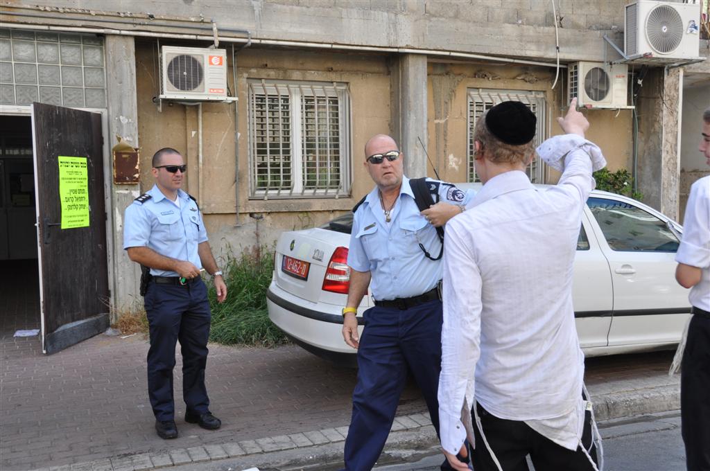 זעזוע: אלפי ספרי קודש עלו באש בשריפה בבני-ברק