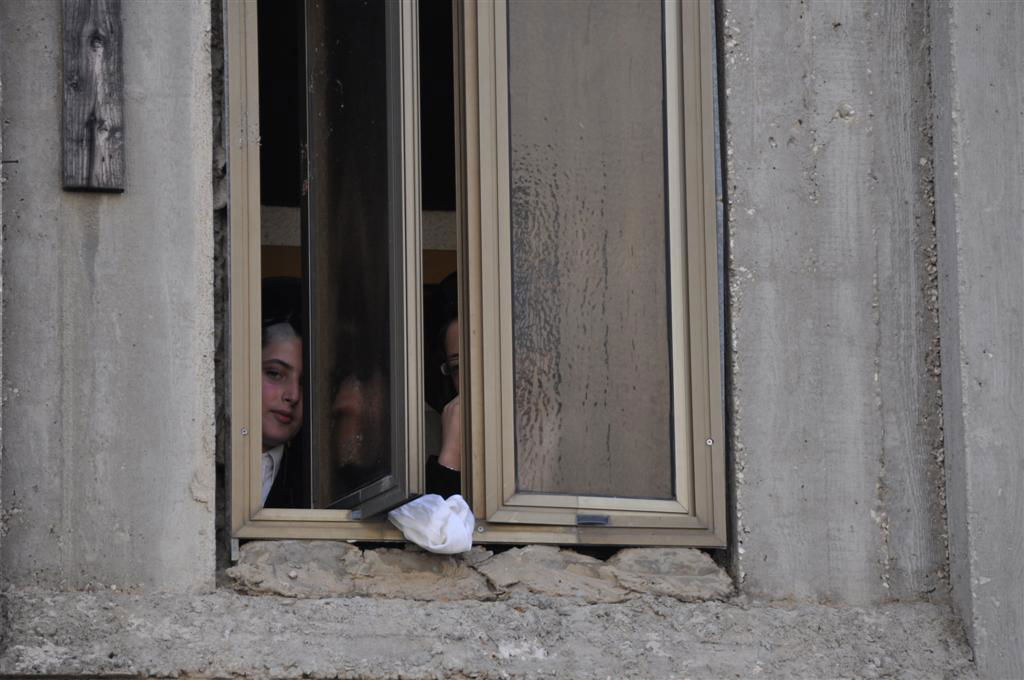 זעזוע: אלפי ספרי קודש עלו באש בשריפה בבני-ברק