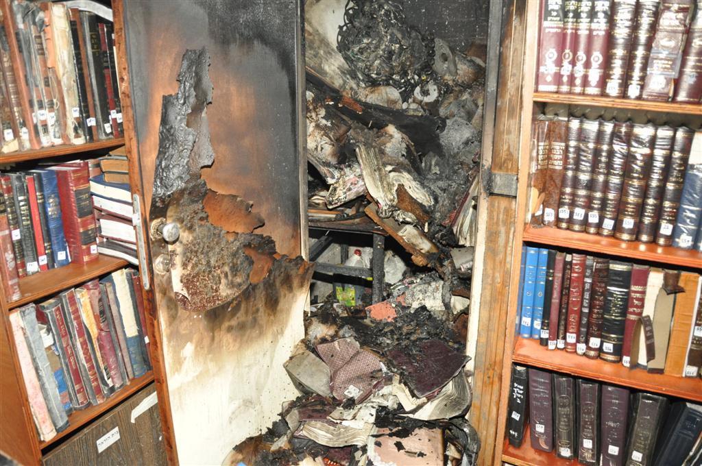 זעזוע: אלפי ספרי קודש עלו באש בשריפה בבני-ברק