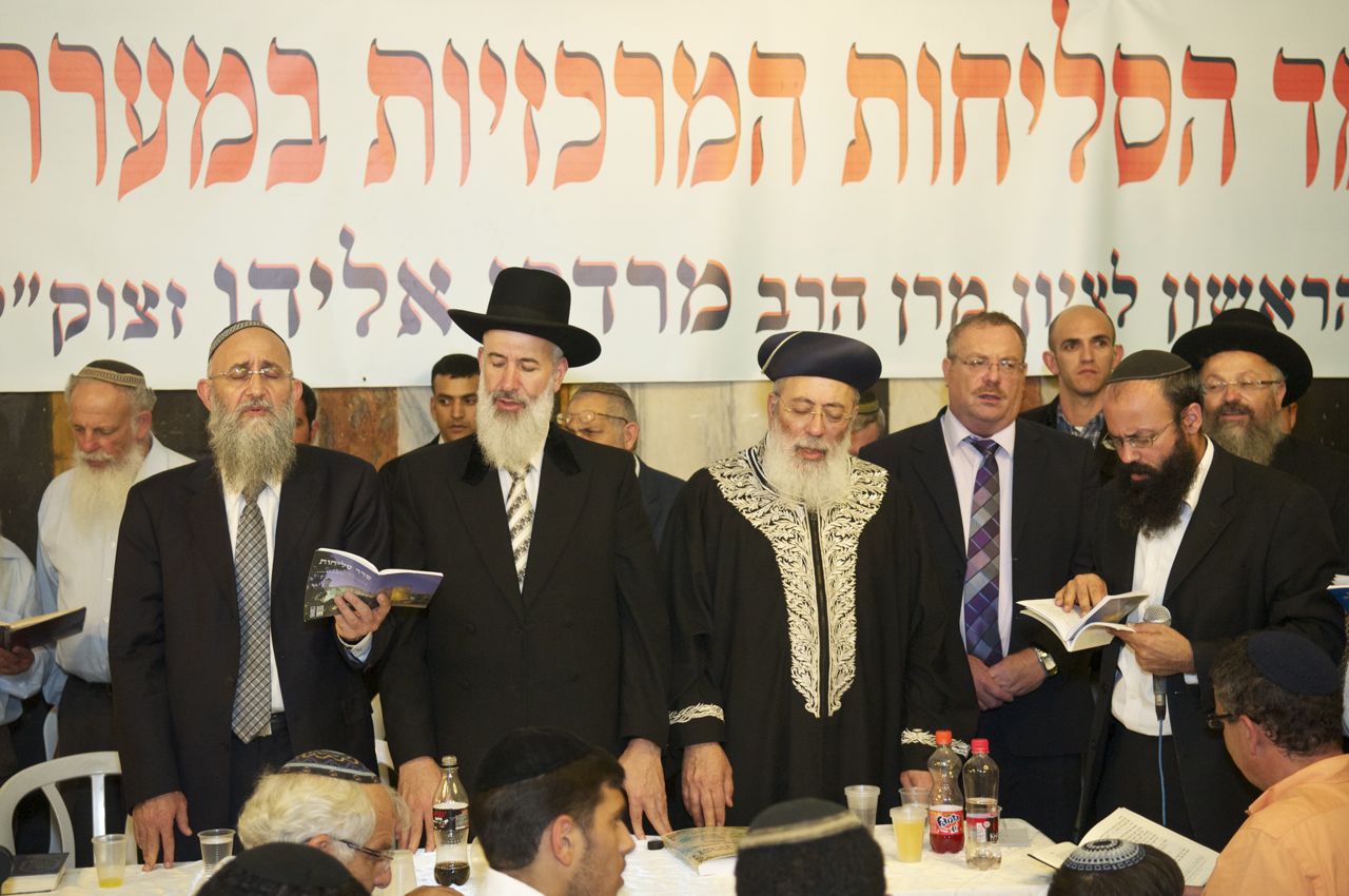 בגעגועים לרב מרדכי אליהו זצ"ל: סליחות במערת המכפלה