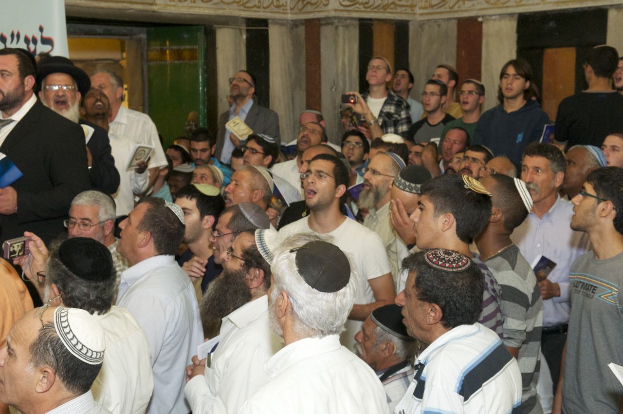 בגעגועים לרב מרדכי אליהו זצ"ל: סליחות במערת המכפלה