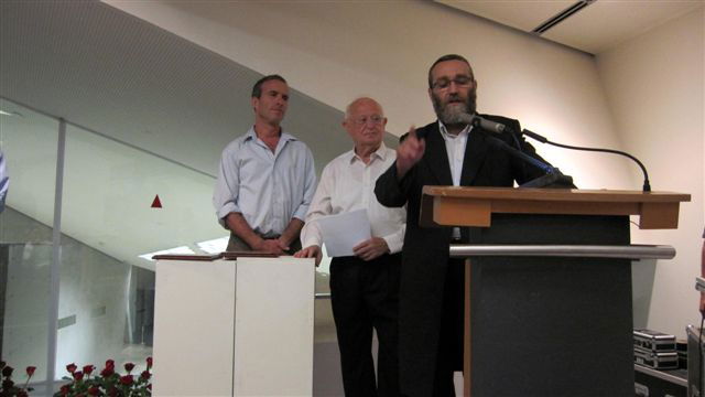 גפני קיבל את אות מגן ניצולי השואה