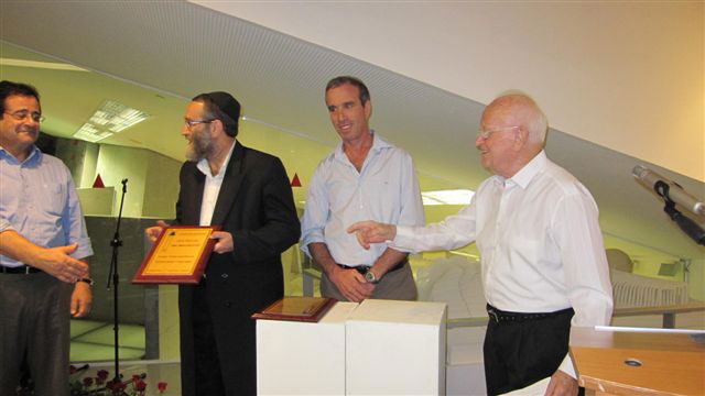 גפני קיבל את אות מגן ניצולי השואה