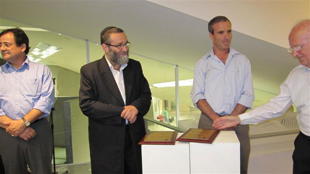 גפני קיבל את אות מגן ניצולי השואה