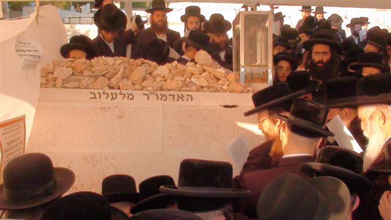 בניו, האדמו"רים, עלו לקבר בהר-הזיתים ● תיעוד מיוחד
