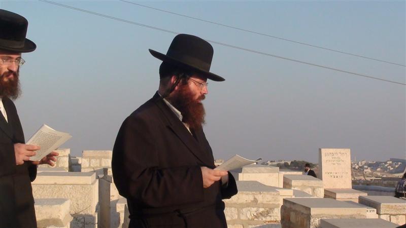 בניו, האדמו"רים, עלו לקבר בהר-הזיתים ● תיעוד מיוחד